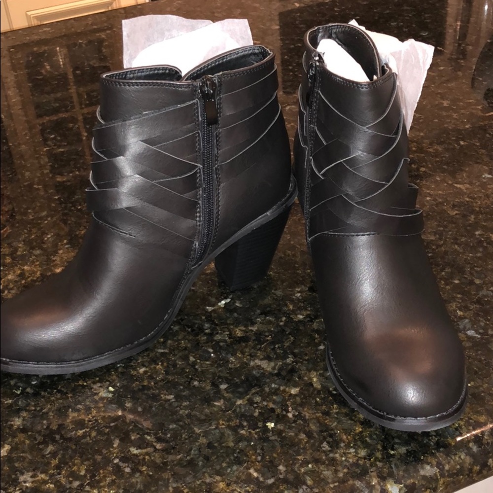 NWT black heeled booties